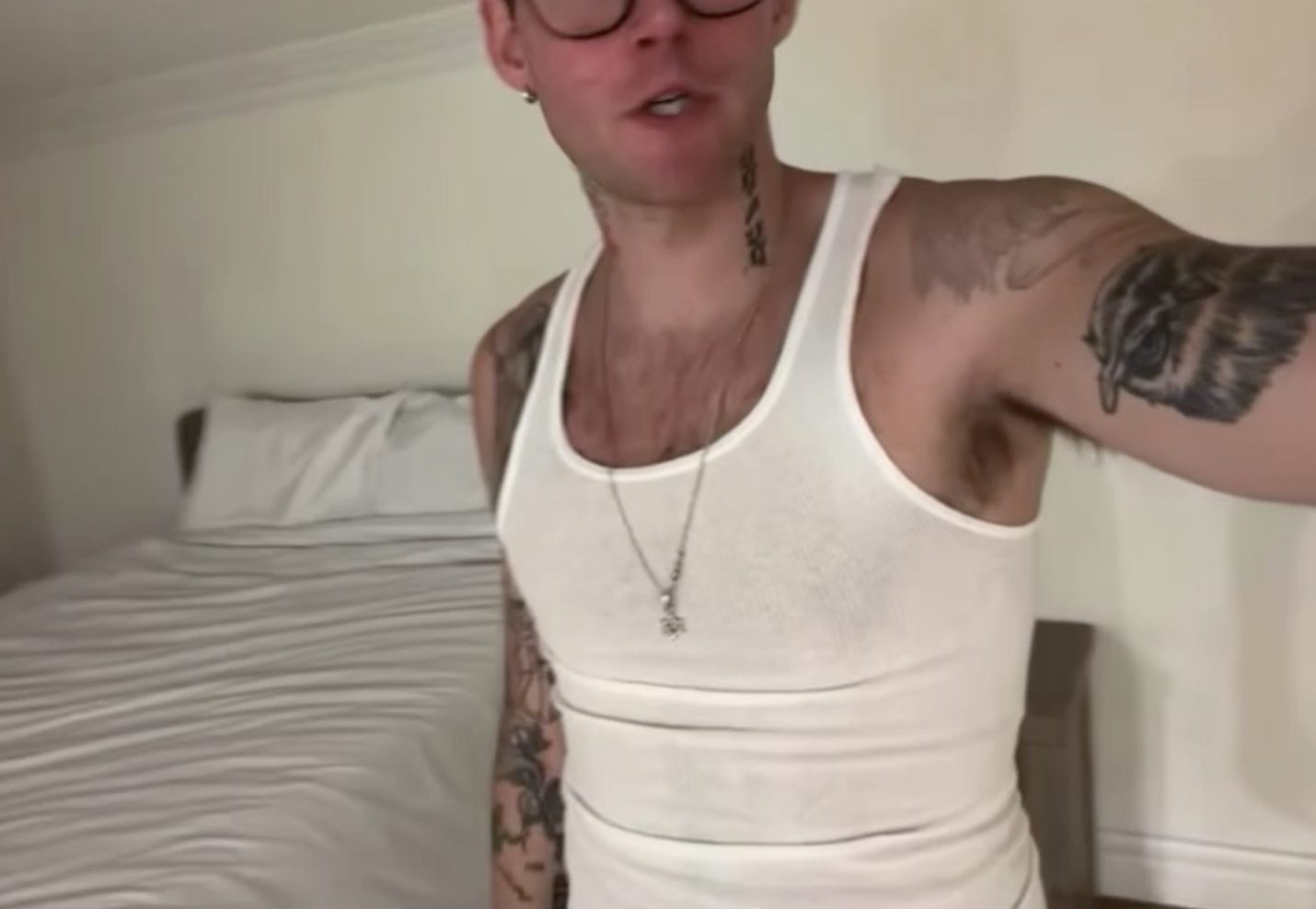 The model filmed himself inside a shared bedroom of the facility (seen here).